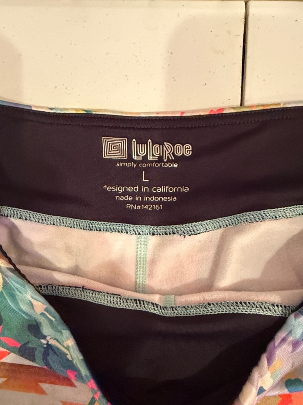 Women’s Capri Leggings. 3 pair size large - Picture 7 of 7